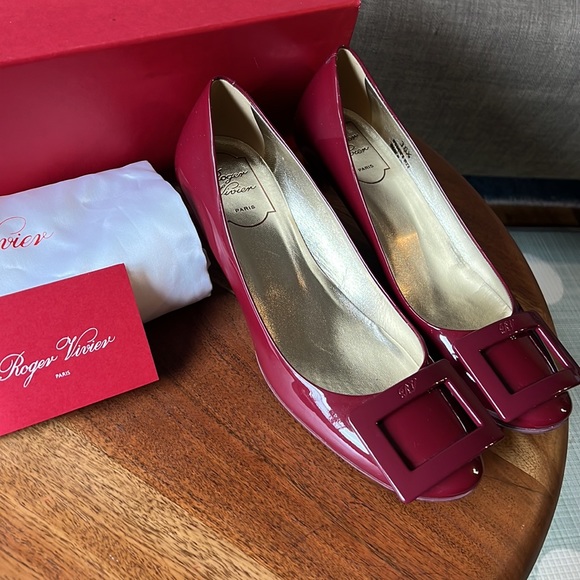 Auth Roger Vivier Classic pump 36.5